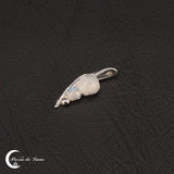 Le Pendentif (Flo) et l'harmonie de ses deux pierres de lune, pièce délicate et originale.