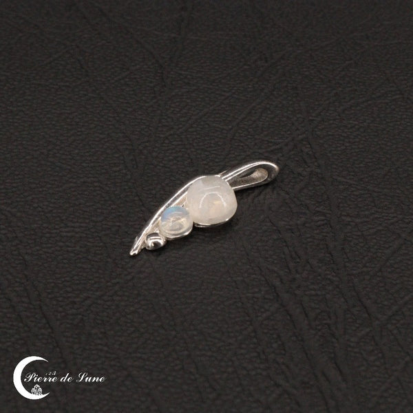 Le Pendentif (Flo) et l'harmonie de ses deux pierres de lune, pièce délicate et originale.