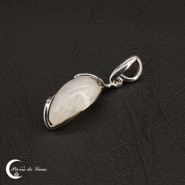Le Pendentif (Flamme) et sa pierre de lune en forme de flamme captivante, 10x17mm, pièce d'exception.