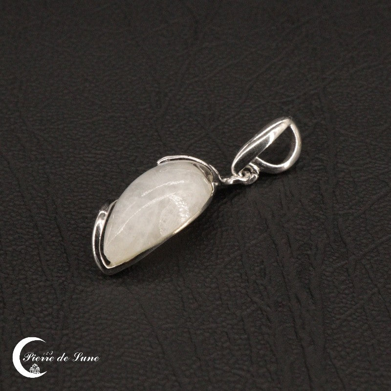 Le Pendentif (Flamme) et sa pierre de lune en forme de flamme captivante, 10x17mm, pièce d'exception.