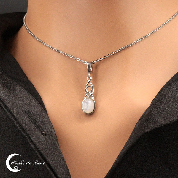 Zoom sur la Pierre de Lune du pendentif (Hypatie), révélant ses reflets nacrés