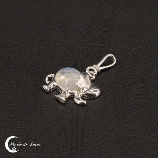Le Pendentif (Eléphanto) et sa pierre de lune ovale 8x10mm, une pièce d'exception unique.
