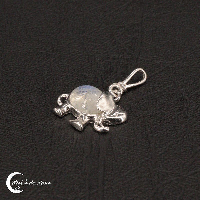 Le Pendentif (Eléphanto) et sa pierre de lune ovale 8x10mm, une pièce d'exception unique.