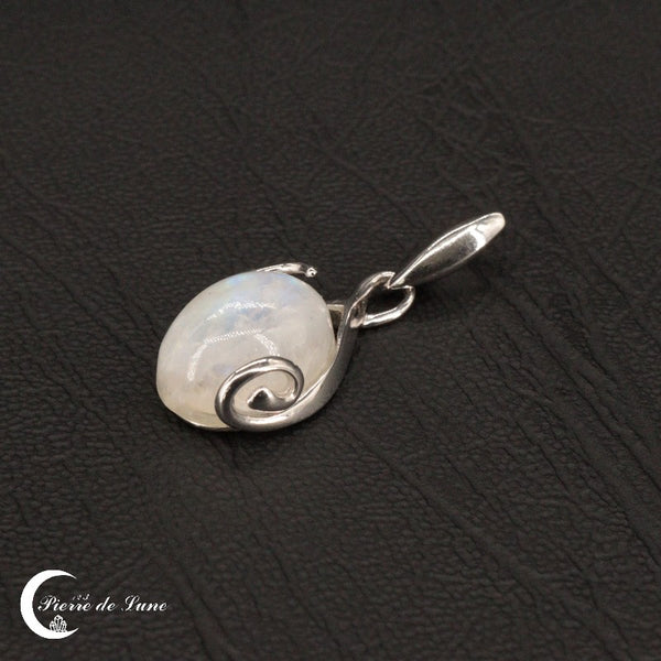 Le Pendentif (Lunaris) et sa pierre de lune ovale distinctive, création artisanale raffinée en argent.
