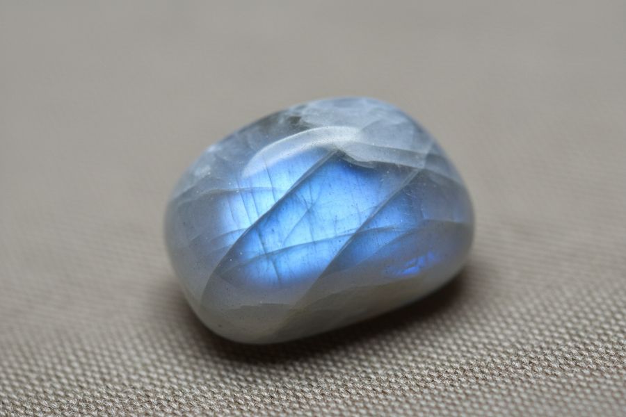 pierre de lune naturelle avec reflet bleu adularescence