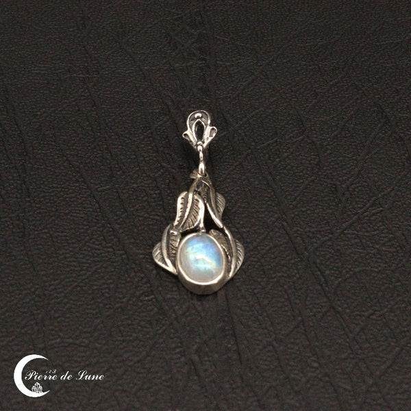 Détail de la finition cabochon du pendentif Pierre de Lune (Ephyra)