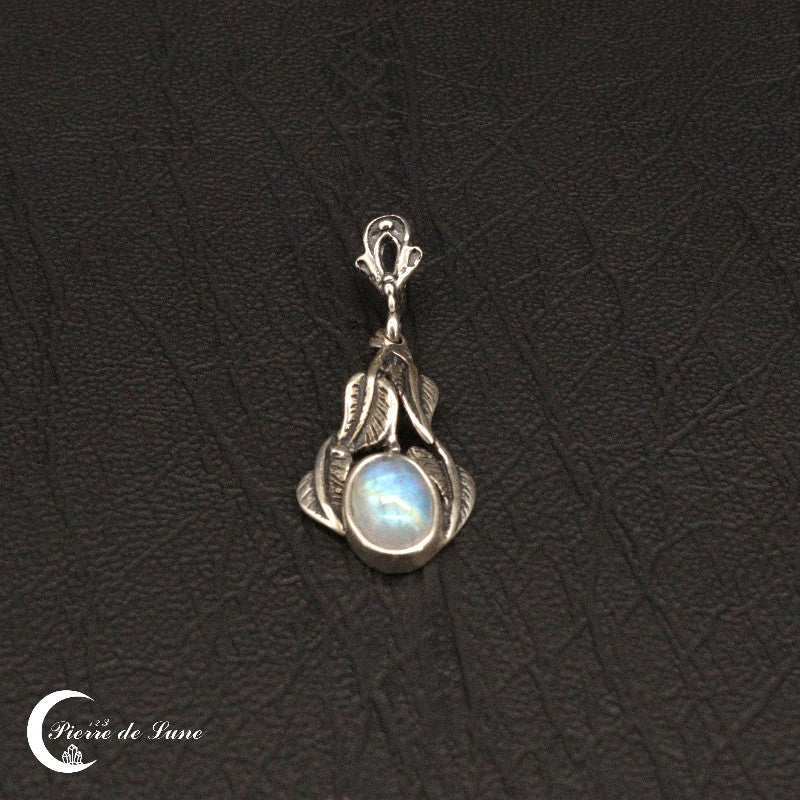 Détail de la finition cabochon du pendentif Pierre de Lune (Ephyra)