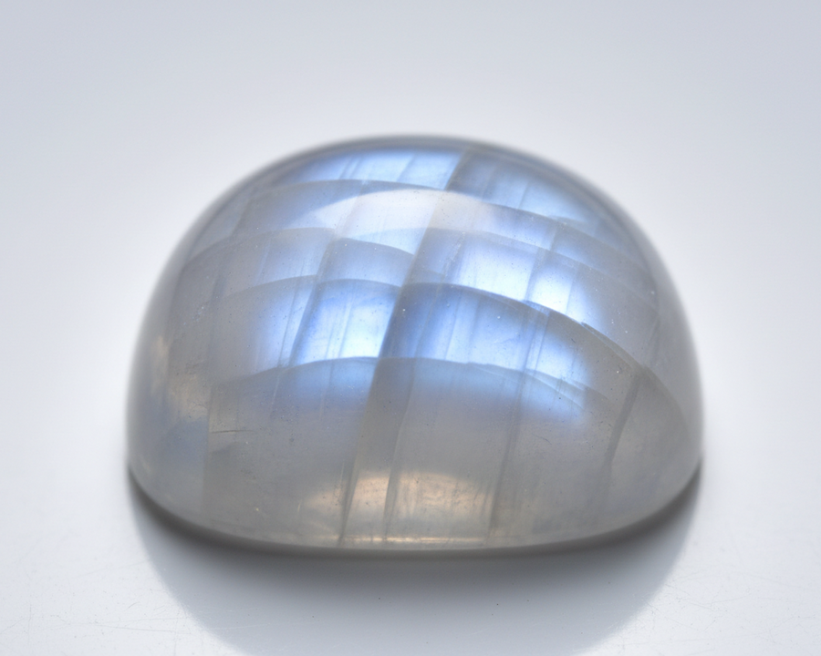 Pierre de lune naturelle aux reflets bleutés illustrant les vertus de cette pierre