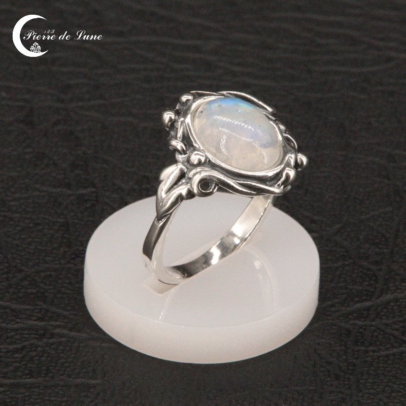 Vue de dessus de la Bague Pierre de Lune (Pléiade) montrant sa taille discrète 8x10mm.