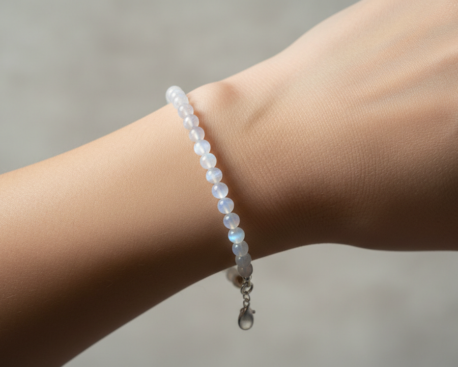 Bracelet en pierre de lune porté au poignet dans une ambiance élégante