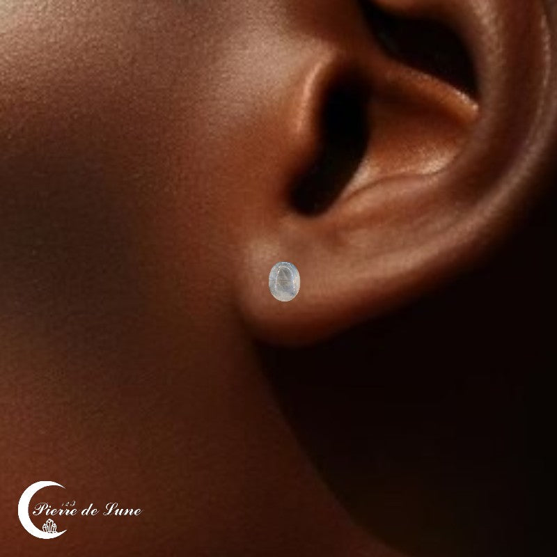 Modèle portant les Boucles d'oreilles Pierre de Lune (Précieuse) pour illustrer leur taille