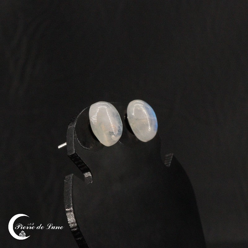 Vue de profil des Boucles d'oreilles Pierre de Lune (Précieuse) en argent 925 rhodié.