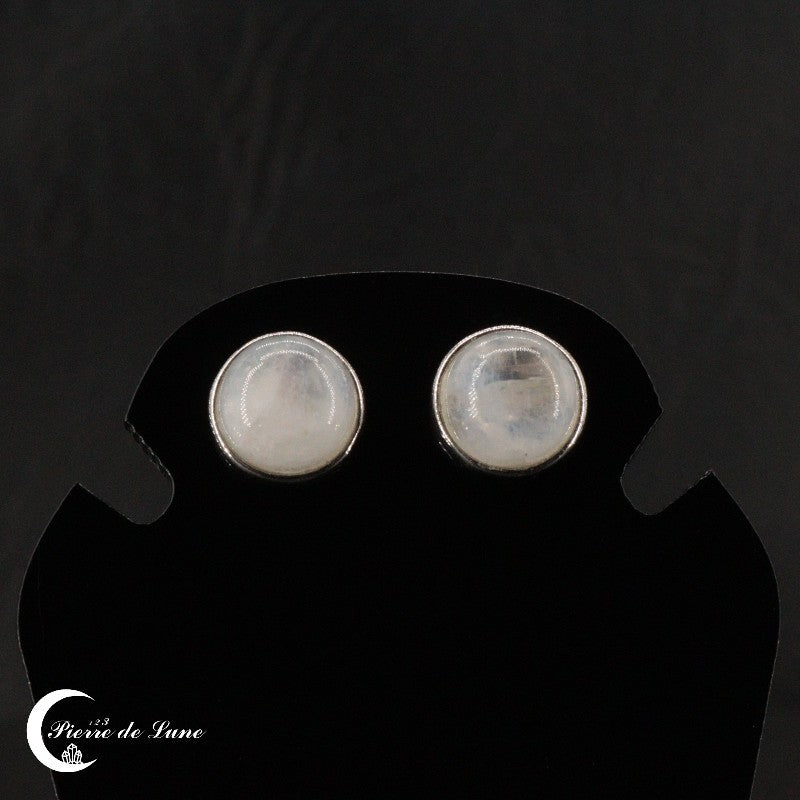 Gros plan sur une puce d'oreille Pierre de Lune (Eclat) montrant l'éclat du cabochon rond.