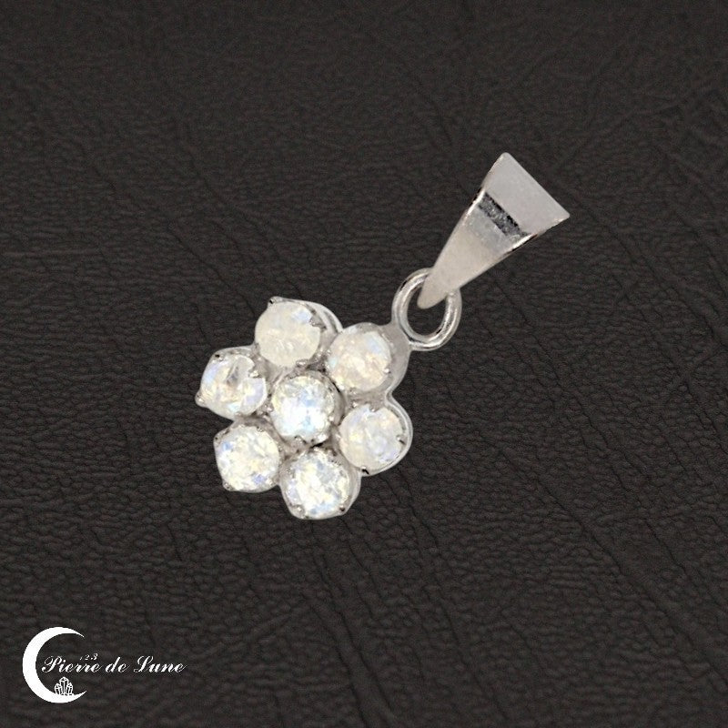 Pendentif Pierre de Lune (Marguerite) porté, illustrant sa taille et son raffinement.