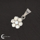 Pendentif Pierre de Lune (Marguerite) porté, illustrant sa taille et son raffinement.