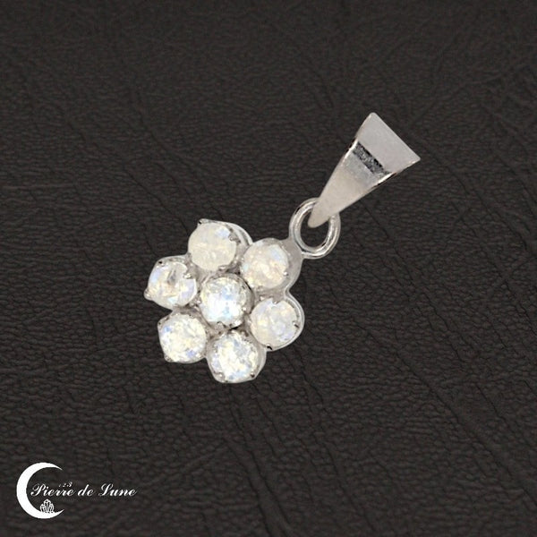 Pendentif Pierre de Lune (Marguerite) porté, illustrant sa taille et son raffinement.