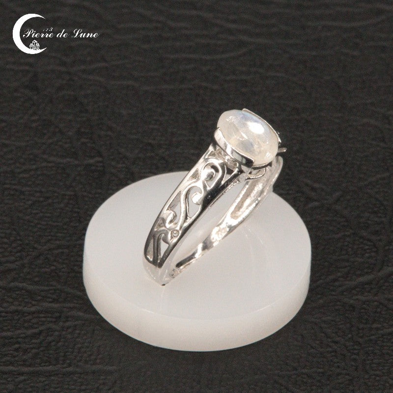 Gros plan sur la monture fine en argent 925 rhodié de la Bague Pierre de Lune (Solène).