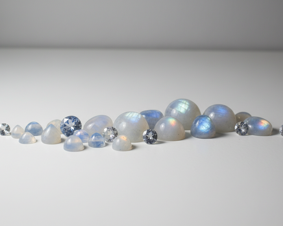 Différentes variétés de pierre de lune présentées côte à côte